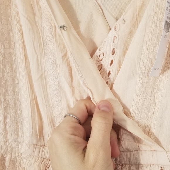 American Eagle NWT Romper. V-Neck w/ Hook for Extra Coverage. Lined. Size XS. - Picture 4 of 9